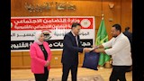 محافظ القليوبية يودع الحجاج ويسلمهم ملابس الإحرام