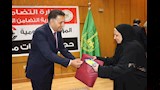محافظ القليوبية يودع الحجاج ويسلمهم ملابس الإحرام