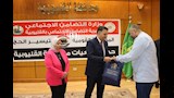 محافظ القليوبية يودع الحجاج ويسلمهم ملابس الإحرام