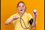 ما سبب انخفاض ضغط الدم عند الوقوف؟- حسام موافي يوضح الأمراض المحتملة
