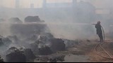  محافظ سوهاج ومدير الأمن يتابعان جهود السيطرة على حريق مصنع أقطان بطهطا -صور 