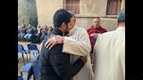 أثناء تلقيه العزاء