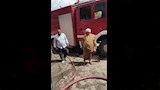 سيارة إطفاء تشارك في إخماد الحريق