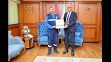 المحافظ يكرم احد المسعفين