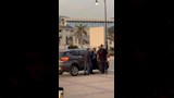 محمود الخطيب بيظبط قميصه في عزاء عبدالرحمن ابو زهرة (2)