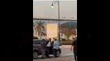 محمود الخطيب بيظبط قميصه في عزاء عبدالرحمن ابو زهرة (4)