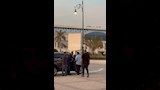 محمود الخطيب بيظبط قميصه في عزاء عبدالرحمن ابو زهرة (1)