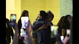 محمد هنيدي يواسي اسرة الراحل عبدالرحمن ابو زهرة (2)