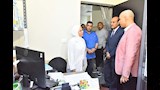محافظ أسيوط يفاجئ مستشفى المبرة لمتابعة انتظام العمل والوقوف على مستوى الخدمات الطبية المقدمة للمرضى (4)
