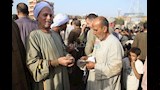 تجار داخل سوق المواشي