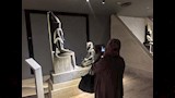سيدة تلتقط صورة لاحدى القطع