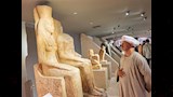 الريس فاروق ينظر لأحد التماثيل