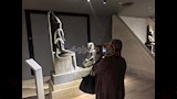 سيدة تلتقط صورة لاحدى القطع