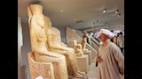 الريس فاروق ينظر لأحد التماثيل