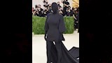 كيم كارداشيان تثير الجدل بإطلالة غريبة في حفل ميت جالا (2)