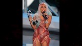 ليدي جاجا بفستان من اللحم النيئ بحفل MTV (2)