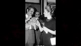 عمر الشريف يحمل شبل في مهرجان كان