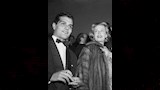 عمر الشريف يروج لأحد أفلامه في مهرجان كان