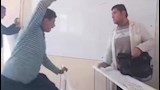 احتجاز طالب لمعلم داخل مدرسة (1)