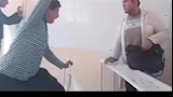 احتجاز طالب لمعلم داخل مدرسة (1)