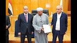 محافظ الأقصر ووزير العمل يسلمان عقد عمل