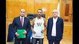 أحد الشباب يتوسط وزير العمل والمحافظ