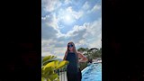 سارة سلامة بجوار حمام السباحة