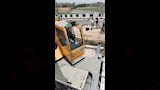 رفع تريلا محملة بالطمي بعد انقلابها أعلى كوبري سندوب
