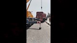 رفع تريلا محملة بالطمي بعد انقلابها أعلى كوبري سندوب