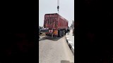 رفع تريلا محملة بالطمي بعد انقلابها أعلى كوبري سندوب