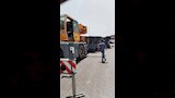 رفع تريلا محملة بالطمي بعد انقلابها أعلى كوبري سندوب