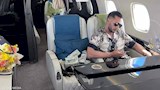 محمد رمضان ورزم الدولارت في الطائرة_3