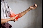 علام يشير ألم الكوع المستمر؟.. إليك الأسباب وطرق العلاج