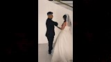 كروان مشاكل يرقص مع زوجته (2)