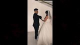 كروان مشاكل يرقص مع زوجته (2)