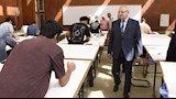 نائب رئيس جامعة عين شمس يتفقد امتحانات الفصل الثاني ويطمئن على راحة الطلاب