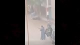 المتهم يطلق النار على الاهالي  (2)_3