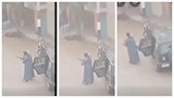 المتهم يطلق النار على الاهالي