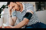ارتفاع ضغط الدم رغم انتظام المريض على تناول الدواء.. طبيب يوضح أسباب