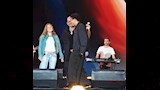 عمرو دياب مع ابنيه عبدالله وكنزي بحفل الجامعة الامريكية (8)