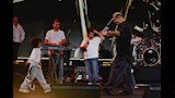 عمرو دياب مع طفلة بحفل الجامعة الامريكية (1)