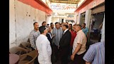 محافظ أسيوط يتفقد سوق الباعة الجائلين بمنفلوط ويؤكد تنظيم الأسواق أولوية (1)