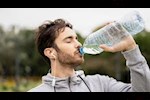 قلة شرب الماء.. هل يسبب الإصابة بـ تليف الكلى؟ طبيب يجيب