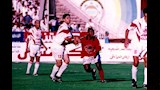 أحمد فيلكس ومعتمد جمال أثناء مباراة الأهلي والزمالك 1996 (1)