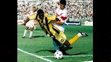 عبد الستار صبرى يتعرض للعرقلة من معتمد جمال فى مباراة الزمالك والمقاولون العرب فى الدورى المصري 1996-97