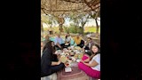 السفير السويدي يتناول البتاو والفطير في أحد حقول المنيا (3)_3