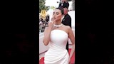 قبلة يارا السكري على الريد كاربت