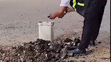 رجل مرور تدخل لرفع ناتج أعمال إصلاح