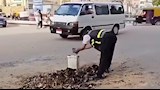 محافظ الشرقية يُشيد برجل مرور تدخل لرفع ناتج أعمال إصلاح في أبو حماد- صور
