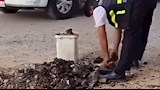 رجل مرور تدخل لرفع ناتج أعمال إصلاح
